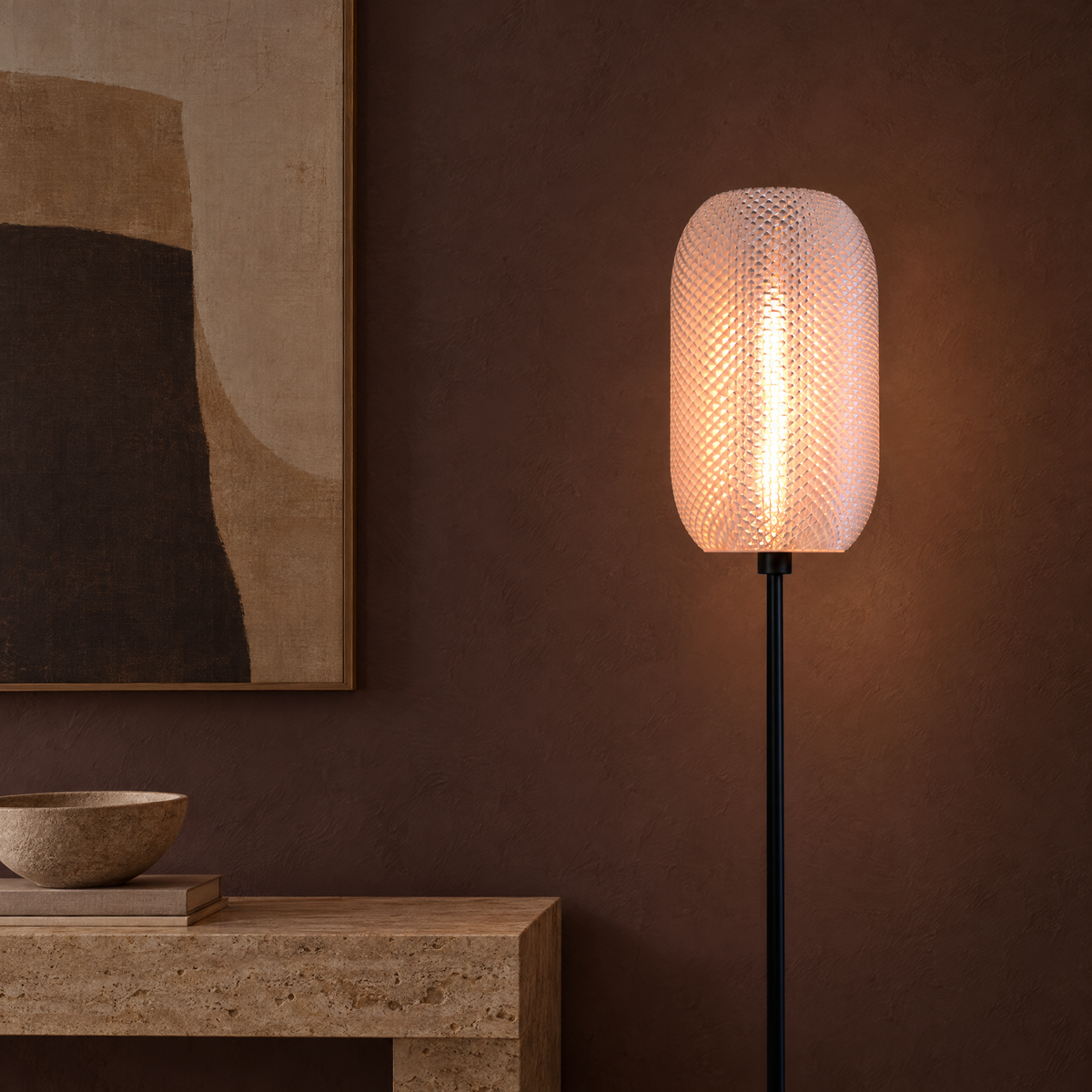 KOTTEN lampskärm på lampfot vid travertinbänk och konst